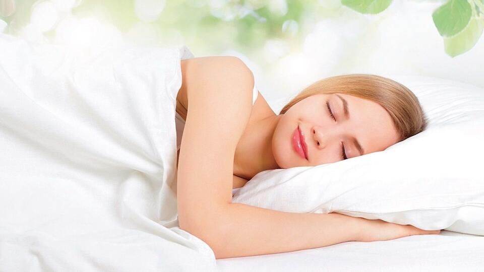Pri spánku potrebuje krk vhodnú oporu, aby sme