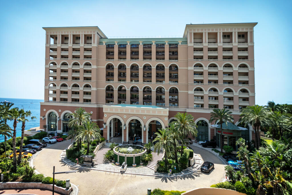 Na snímke je luxusný hotel Monte-Carlo Bay, ktorý sa nachádza vedľa apartmánového domu, kde býva hviezda formuly jeden Lewis Hamilton.