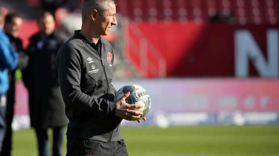 WA 63 Norimberg -  Bývalý slovenský futbalový reprezentant a dočasný hlavný tréner 1. FC Norimberg Marek Mintál, ktorý absolvoval debut na lavičke A-mužstva, drží loptu pred začiatkom domáceho súboja 13. kola druhej nemeckej Bundesligy s lídrom Arminiou Bielefeld v Norimbergu 10. novembra 2019. Jeho zverenci prehrali s Arminiou Bielefeld hladko 1:5. V tabuľke patrí Norimbergu 14. priečka. FOTO TASR/DPA

10.11.2019, Bayern, Nürnberg: Fußball: 2. Bundesliga, 1. FC Nürnberg - Arminia Bielefeld, 13.