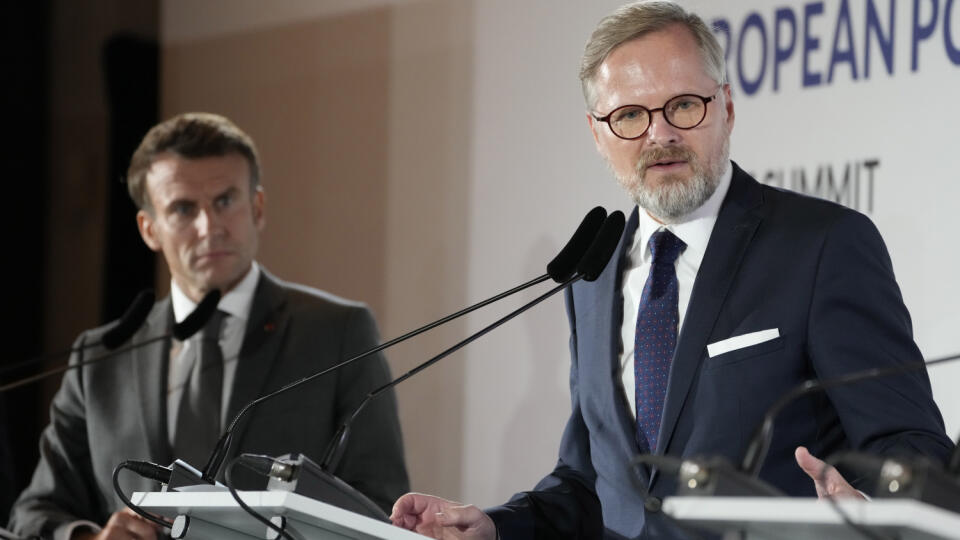 KK62 Praha - Na snímke francúzsky prezident Emmanuel Macron (vľavo) a český premiér Petr Fiala počas tlačovej konferencie po summite Európskeho politického spoločenstva (EPS), na ktorom sa stretli lídri Únie a 17 nečlenských štátov na Pražskom hrade, v Prahe 6. októbra 2022. FOTO TASR/AP
France's President Emmanuel Macron, left, and Czech Republic's Prime Minister Petr Fiala participate in a media conference after a meeting of the European Political Community at Prague Castle in Prague, Czech R