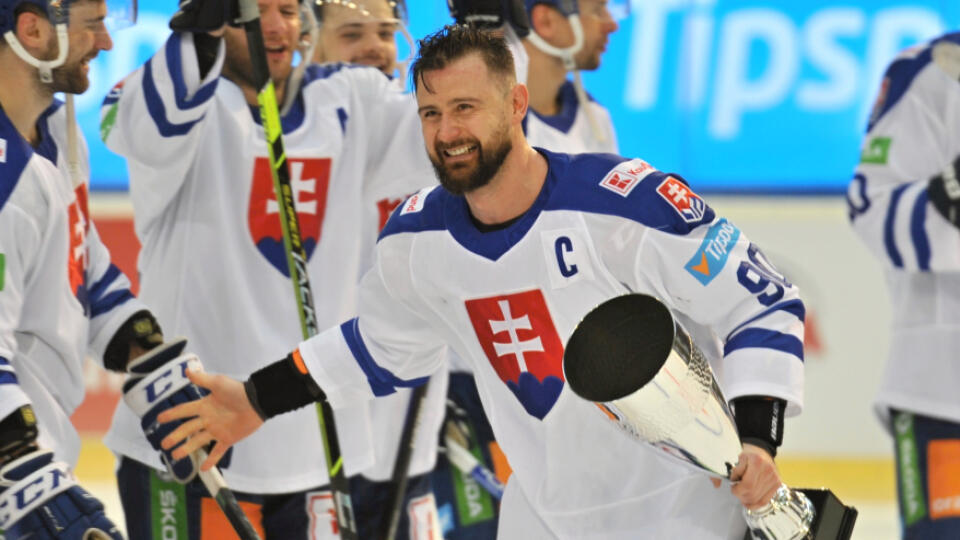 Slovenskí hokejisti sa stali víťazmi domáceho turnaja Kaufland Cup 2022, keď v sobotňajšom zápase zdolali Francúzsko 2:0. Na snímke kapitán Slovenska Tomaš Tatar s trofejou.