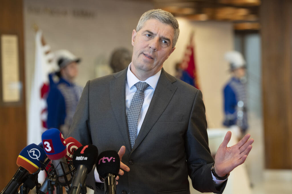 Na snímke podpredseda Národnej rady Slovenskej republiky (NR SR) a predseda strany Most-Híd Béla Bugár počas brífingu v priestoroch parlamentu v piatok 21. februára 2020 v Bratislave. FOTO TASR - Pavel Neubauer