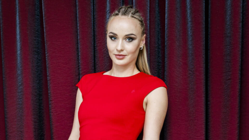 Rebecca Šramková sa po líčení odela do červených šiat.