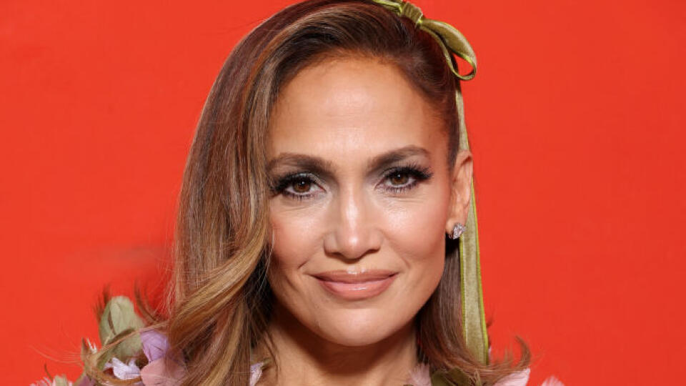 Jennifer Lopez v Paríži ukázala dokonalý dekolt.