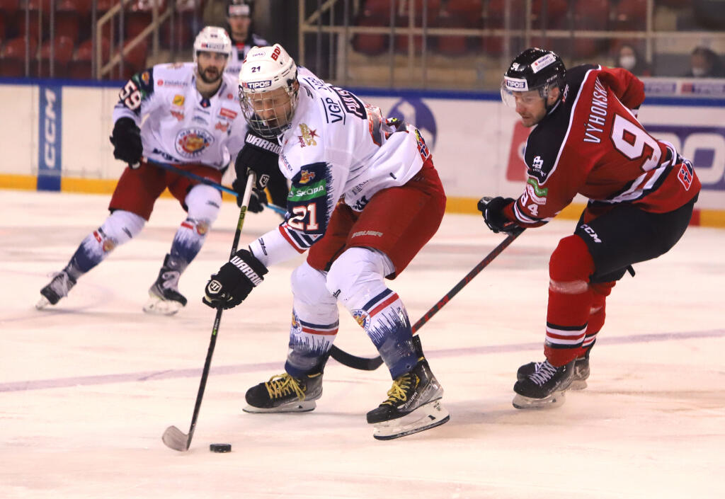 Na snímke zľava Radovan Puliš (Zvolen) a Alex Výhonský (Banská Bystrica) počas 28. kola Tipos extraligy HC ‘05 Banská Bystrica - HKM Zvolen v Banskej Bystrici 21. decembra 2021. FOTO TASR - Ján Krošlák