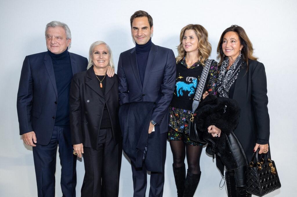 Federerovci si užívali spoločnosť. Zapózovali si aj s generálnym riaditeľom LMVH Fashion Group Sidneym Toledanom, kreatívnou riaditeľkou Dior Mariou Graziou Chiuri a manželkou Toledana Katiou (vpravo).