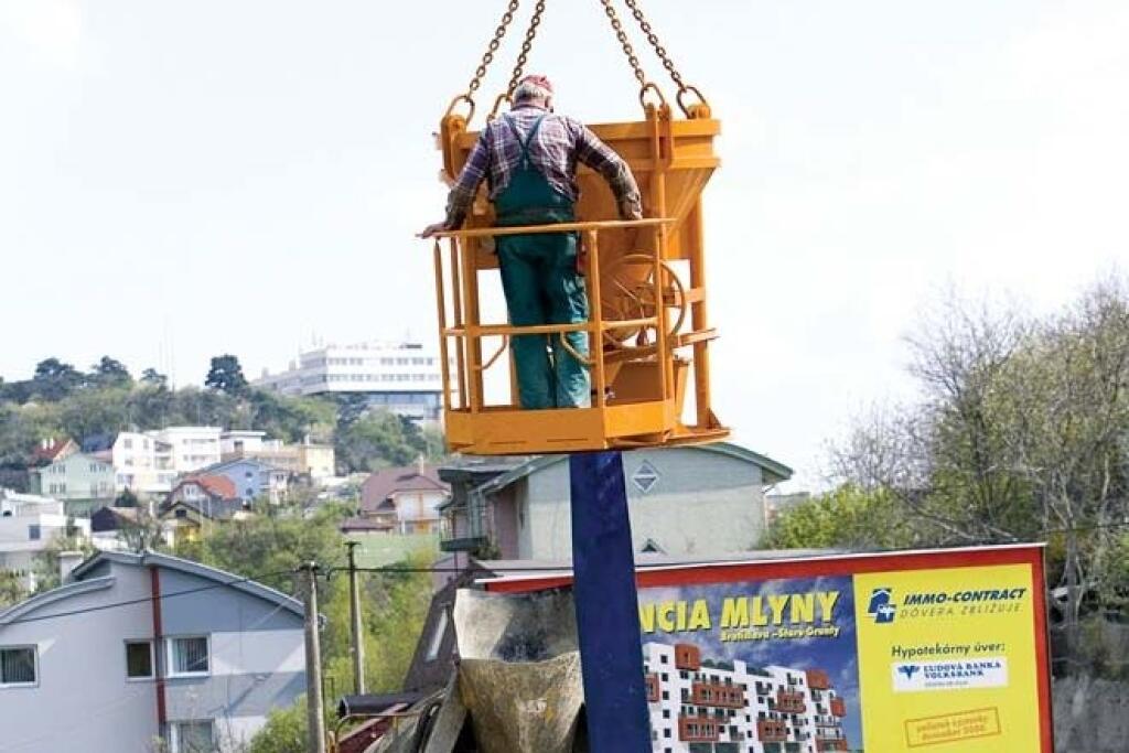 Stavivári vystupujú z tieňa