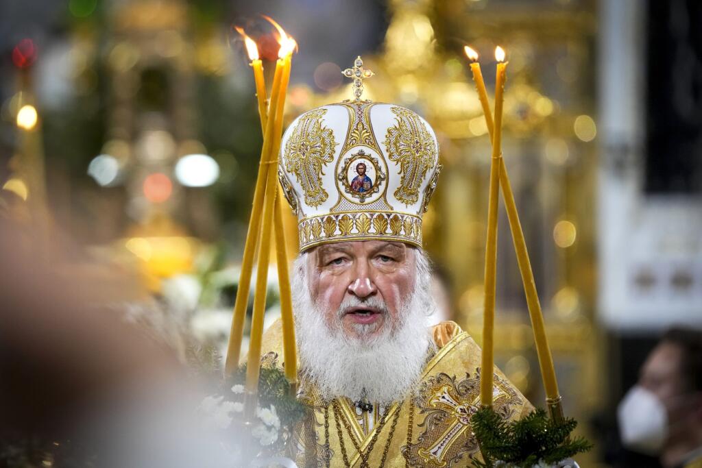 Patriarcha moskovský a celej Rusi Kirill počas slávnostnej vianočnej bohoslužby v Katedrále Krista Spasiteľa v Moskve v noci na 7. januára 2022.