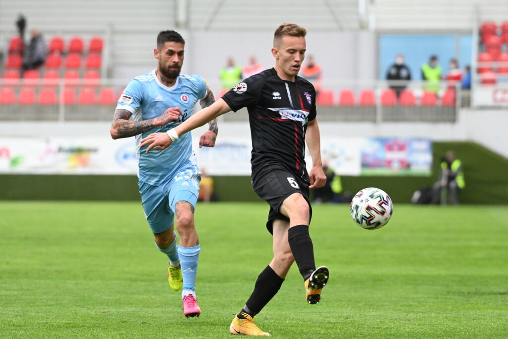Na snímke vpravo hráč ViOnu Tomche Grozdanovski a hráč Slovana Erik Daniel počas zápasu 9. kola nadstavbovej časti Fortuna ligy skupiny o titul medzi FC ViOn Zlaté Moravce - ŠK Slovan Bratislava v sobotu 15. mája 2021 v Zlatých Moravciach. FOTO TASR - Lukáš Grinaj