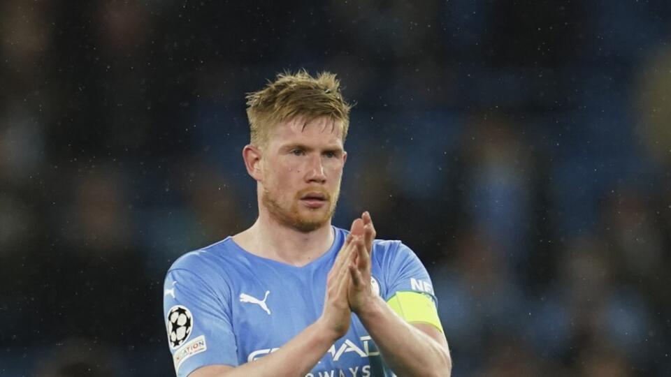 PK 11 Manchester - Na snímke hráč Manchestru City Kevin De Bruyne tlieska fanúšikom po prvom zápase štvrťfinále Ligy majstrov vo futbale Manchester City - Atletico Madrid v Manchestri 5. apríla 2022. FOTO TASR/AP
Manchester City's Kevin De Bruyne applauds fans at the end of the Champions League, first leg, quarterfinal soccer match between Manchester City and Atletico Madrid at the Etihad Stadium, in Manchester, Tuesday, April 5, 2022. (AP Photo/Dave Thompson)
