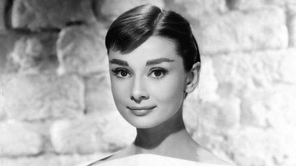 Audrey na fotografii z roku 1956 je oblečená v jednoduchých bielych šatách s lodičkovým výstrihom. Nosila ho preto, aby zvýraznila svoj krásny dlhý krk, ale zároveň zahalila vytŕčajúce kľúčne kosti, ktoré ju trápili celý život.