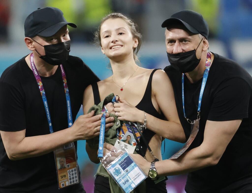 Neznáma žena sa prechádzala po ihrisku, kým ju nespacifikovala bezpečnostná služba organizátorov.