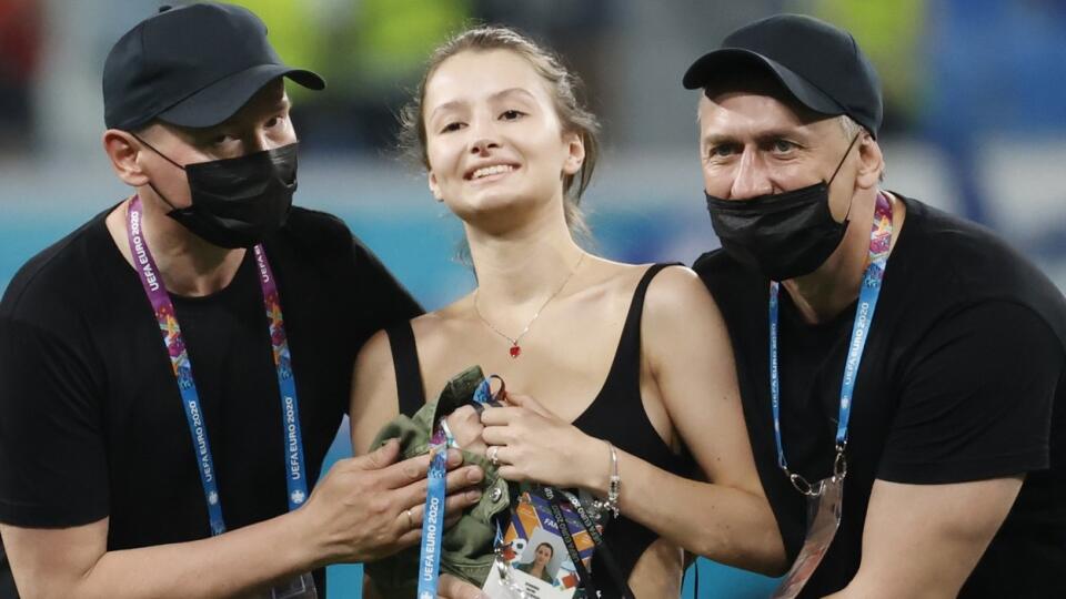 Neznáma žena sa prechádzala po ihrisku, kým ju nespacifikovala bezpečnostná služba organizátorov.