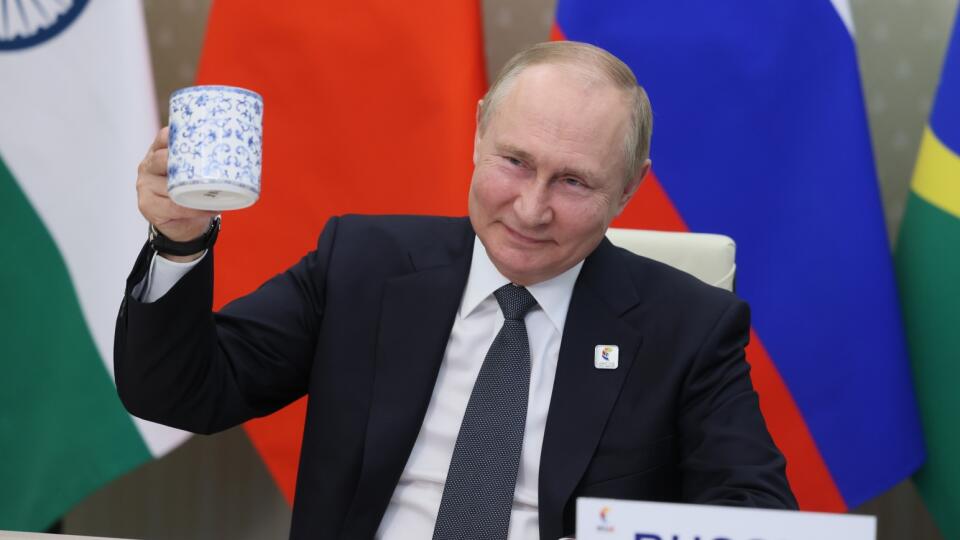 WA 59 Moskva - Ruský prezident Vladimir Putin si pripíja počas prejavu na virtuálnom summite lídrov zoskupenia BRICS v Moskve vo štvrtok 23. júna 2022. USA a EÚ uvalili na Moskvu bezprecedentné sankcie po tom, ako Putin 24. februára vyslal vojská na Ukrajinu. Príval ochromujúcich sankcií ho prinútil hľadať nové trhy a posilňovať vzťahy s krajinami v Afrike a Ázii. BRICS je zoskupenie piatich rozvíjajúcich sa ekonomík, ktoré tvoria Brazília, Rusko, India, Čína a Juhoafrická republika (JAR). Zosku