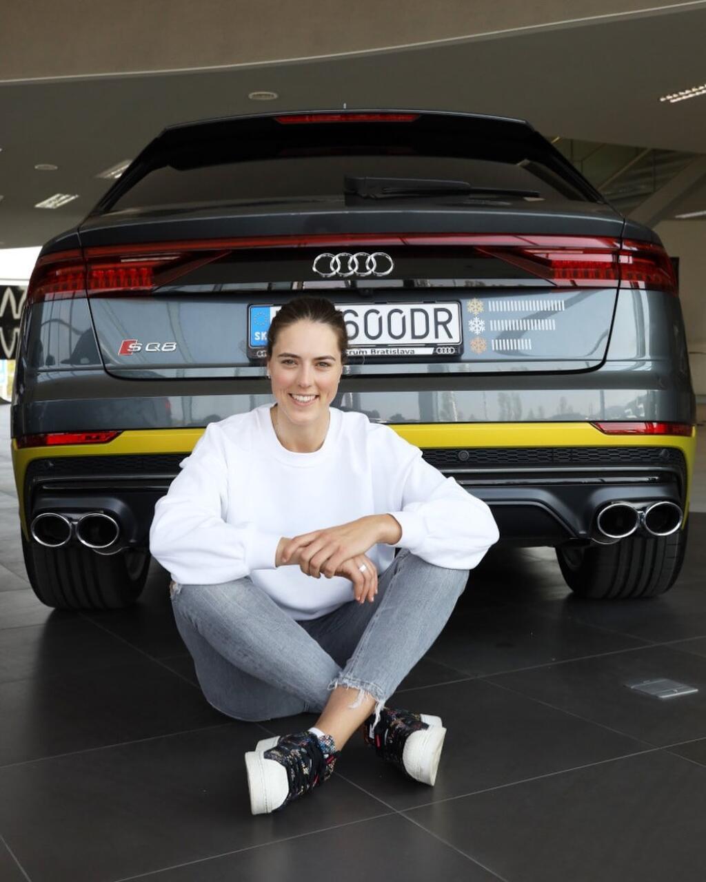 Vlhovej luxusné Audi skrýva vzadu všetky víťazstvá slovenskej lyžiarky. „Ak dokážeš spočítať všetky moje víťazstvá, si príliš blízko,“ napísala pobavene Vlhová.