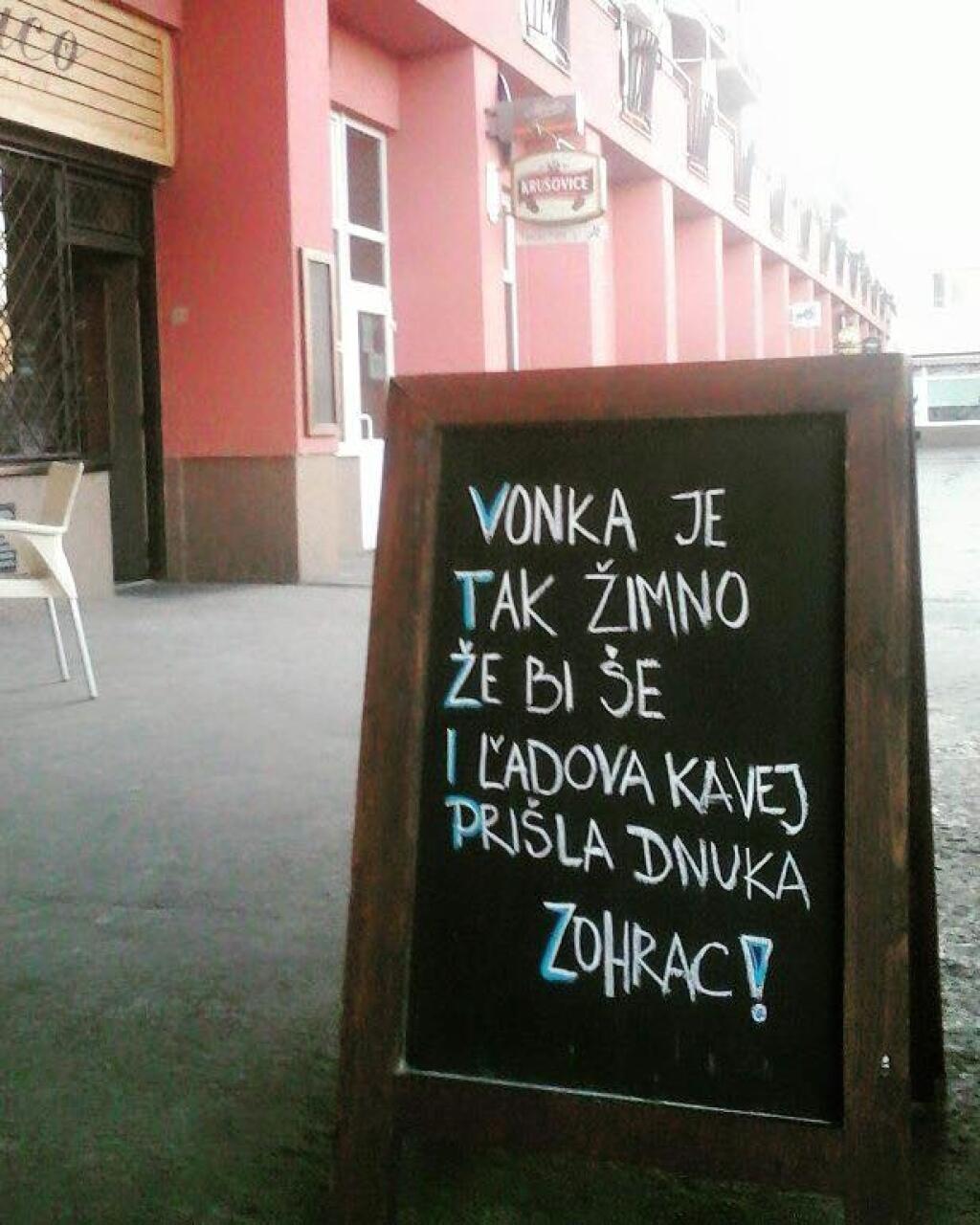 Vtipnými hláškami baví kaviareň nielen svojich hostí.