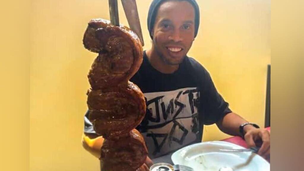 Ronaldinho to vo väení v Paraguaji nemá až také ťažké. Na oslave 40-tky si užil aj grilovačku.