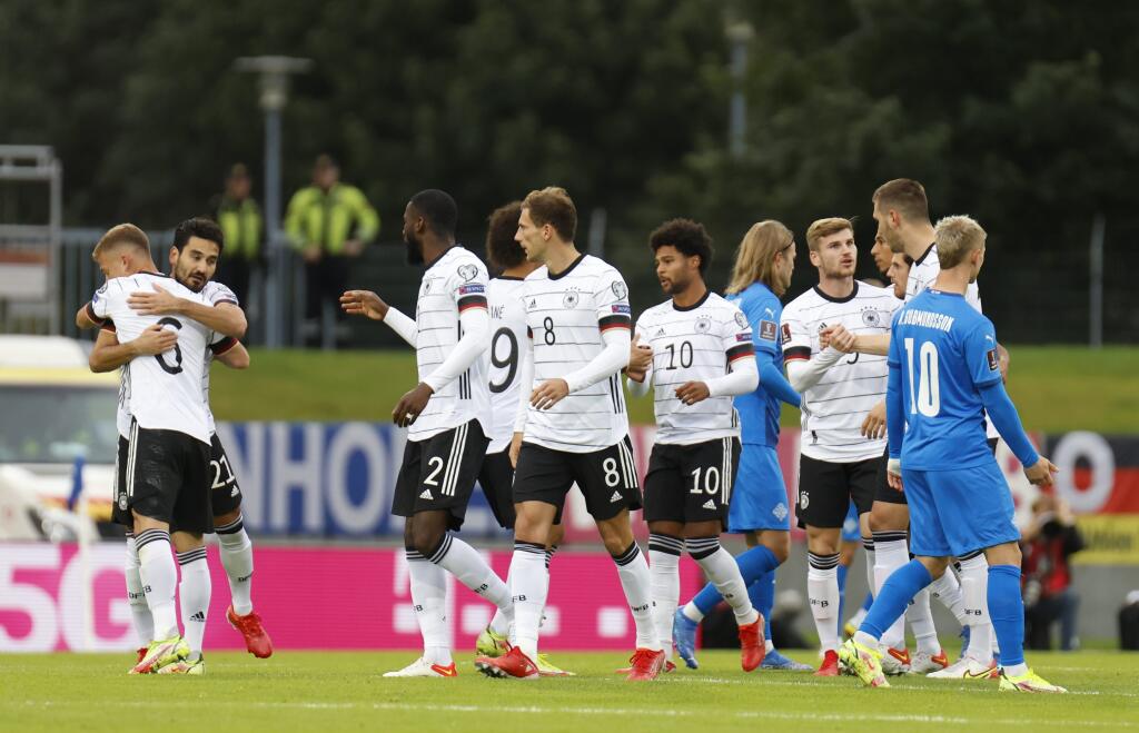 Návrat nemeckých futbalových reprezentantov zo stredajšieho zápasu kvalifikácie MS 2022 na Islande sprevádzali nečakané ťažkosti.