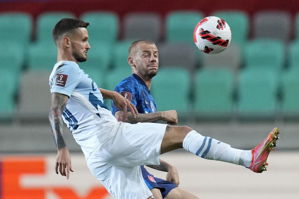 EBE 79 Ľubľana - Na snímke vľavo hráč Slovinska Petar Stojanovič a vpravo hráč Slovenska Vladimír Weiss ml. v zápase H-skupiny kvalifikácie ME 2022 vo futbale Slovinsko - Slovensko v Ľubľani 1. septembra 2021. FOTO TASR/AP
Slovenia's Petar Stojanovic, left, competes with Slovakia's Vladimir Weiss during the World Cup 2022 group H qualifying soccer match between Slovenia and Slovakia at the Stozice Sports Park stadium in Ljubljana, Wednesday, Sept. 1, 2021. (AP Photo/Darko Bandic)