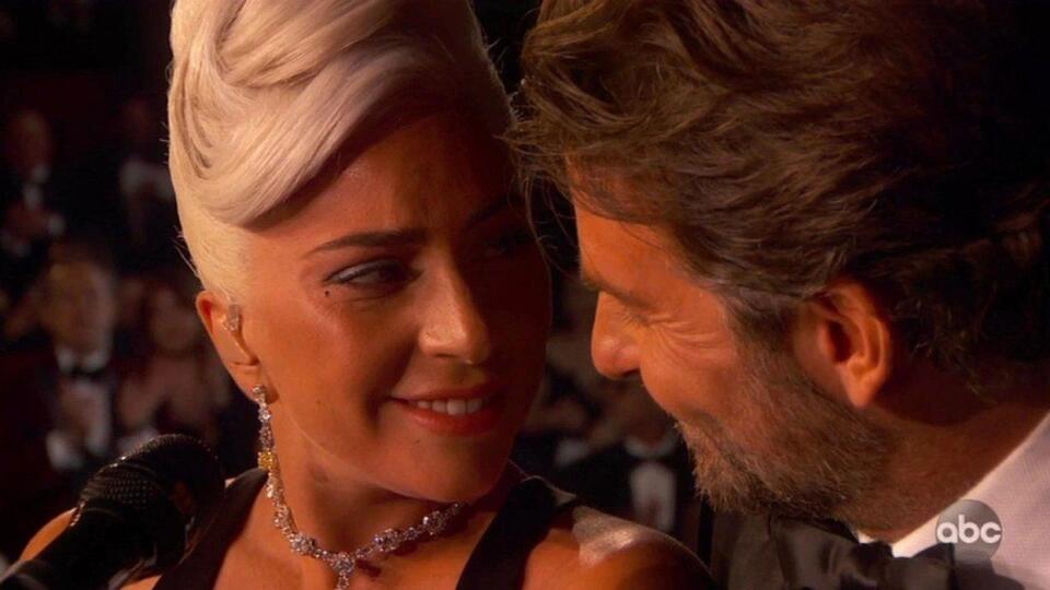 Bradley Cooper si počas duetu vymieňal s Lady Gaga zaľúbené pohľady.