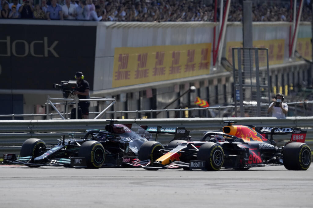 Vpravo holandský líder seriálu MS formuly 1 Max Verstappen z Holandska a obhajca titulu Lewis Hamilton v zákrute v 1. kole Veľkej ceny Veľkej Británie na okruhu v Sitverstone. Max Verstappen z Holandska nedokončil Veľkú cenu Veľkej Británie. Po kolízii s obhajcom titulu Lewisom Hamiltonom vypadol už v 1. kole po ntvrdom náraze do bariér. Brit sa na trati udržal, Holanďan putoval na vyšetrenie do nemocnice.