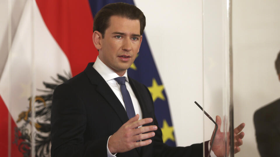 JB 14 Viedeň - Rakúsky kancelár Sebastian Kurz počas tlačovej konferencie za plexisklovým krytom vo Viedni 14. novembra 2020. Rakúsko v sobotu oznámilo, že od utorka 17. novembra do 6. decembra zatvorí všetky školy aj obchodné prevádzky s výnimkou potravín, lekární, drogérií či čerpacích staníc a zavedie prísnejšie obmedzenia pohybu a kontaktov. Rakúsko chce ku koncu prísneho lockdownu, ktorý je naplánovaný do 6. decembra, na prítomnosť nového koronavírusu hromadne otestovať obyvateľstvo krajiny