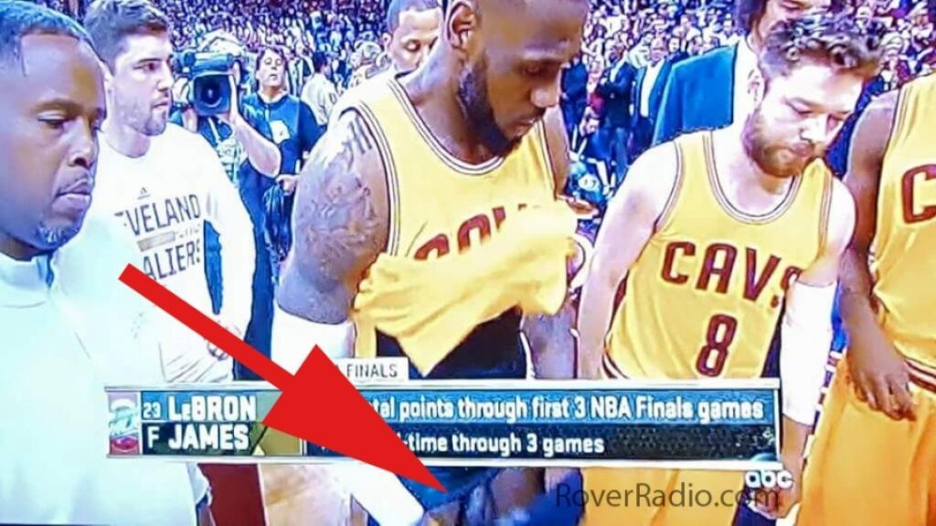 Slávny basketbalista LeBron James ukázal rozkrok v priamom prenose. Počas krátkeho timeoutu si tak nešťastne naprával kraťasy úboru, že na zlomok sekundy ukázal to, čo malo zostať len za dverami jeho spálne a kúpeľne.
