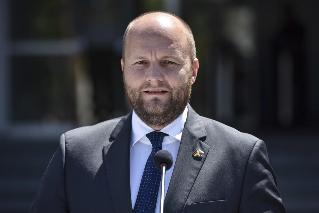 Na snímke minister obrany SR Jaroslav Naď počas spoločnej tlačovej konferencie so svojou nemeckou rezortnou kolegyňou Annegretou Krampovou - Karrenbauerovou (nie je na snímke) v Bratislave v piatok 17. júla 2020. FOTO TASR - Pavol Zachar