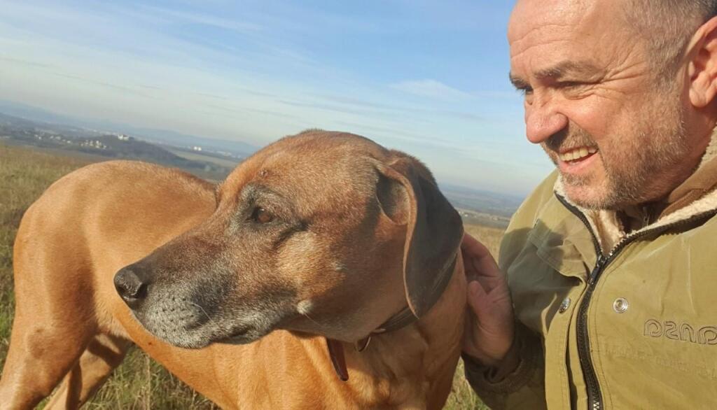 JOZEF PROČKO „Mám dvoch psov, z ktorých 15-ročný jazvečík Bax je skvelý durič. Nie som už viac rokov v žiadnom združení a verím, že poľovníctvo sa od panskej poľovačky zbohatlíkov vráti k ľudovému poľovníctvu,“ vraví aj na margo zákona, ktorý chystá zmeny v tomto
hobby.