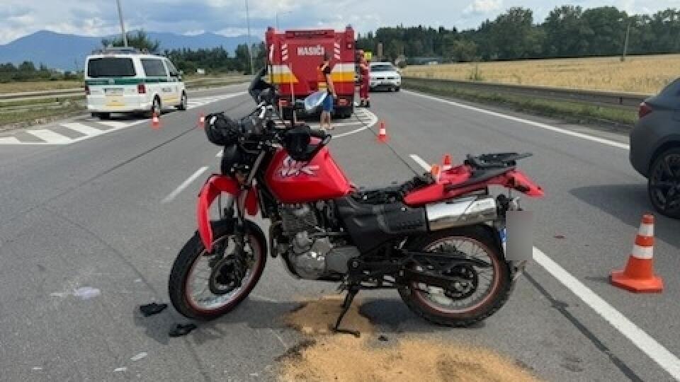 Vodič motocykla utrpel vážne zranenia, ktoré si vyžiadali jeho prevoz do nemocnice.