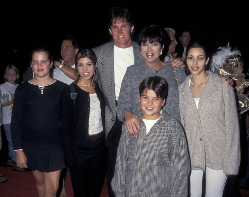Khloe Kardashian, Kourtney Kardashian, Bruce Jenner, Kris Kardashian, Robert Kardashian a Kim Kardashian v roku 1995.
