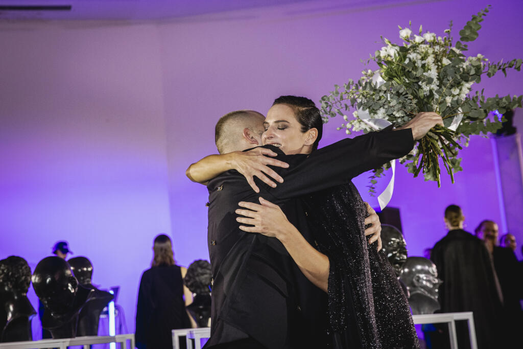 Na snímke Marcel Holubec a Jana Kirschner počas módnej prehliadky Marcela Holubca W s názvom MHW Charactere 2022.