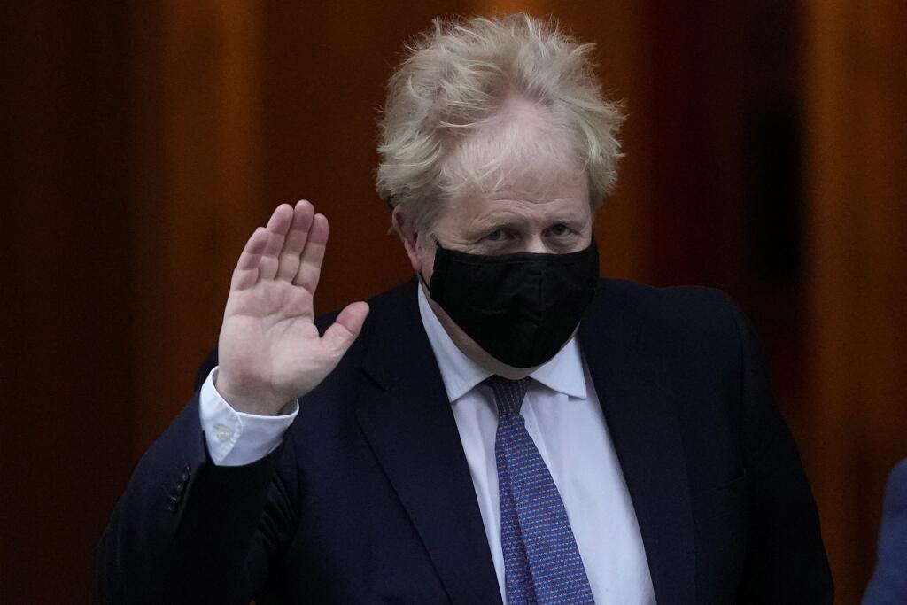 WA 8 Londýn - Na snímke britský premiér Boris Johnson odchádza na pravidelnú hodinu otázok do parlamentu zo svojho úradu na Downing Street v Londýne v stredu 5. januára 2022. FOTO TASR/AP 

Britain's Prime Minister Boris Johnson leaves 10 Downing Street to attend the weekly Prime Ministers' Questions session in parliament in London, Wednesday, Jan. 5, 2022. (AP Photo/Frank Augstein)