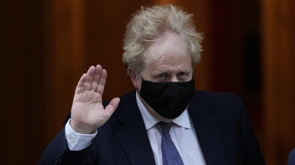 WA 8 Londýn - Na snímke britský premiér Boris Johnson odchádza na pravidelnú hodinu otázok do parlamentu zo svojho úradu na Downing Street v Londýne v stredu 5. januára 2022. FOTO TASR/AP
Britain's Prime Minister Boris Johnson leaves 10 Downing Street to attend the weekly Prime Ministers' Questions session in parliament in London, Wednesday, Jan. 5, 2022. (AP Photo/Frank Augstein)