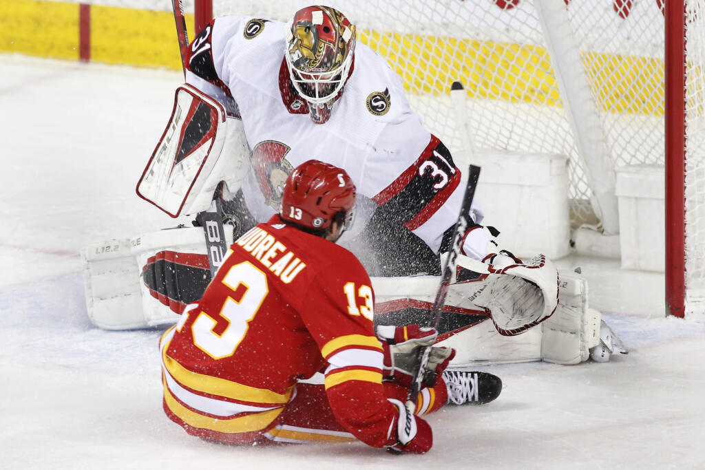 KK5 Calgary - Hokejista Johnny Gaudreau z Calgary Flames strieľa gól brankárovi Antonovi Forsberovi z Ottawy Senators počas zápasu zámorskej hokejovej NHL 9. mája 2021 v Calgary. FOTO TASR/AP
Calgary Flames' Johnny Gaudreau (13) scores from the ice on Ottawa Senators goalie Anton Forsberg during the first period of an NHL hockey game Sunday, May 9, 2021, in Calgary, Alberta. (Larry MacDougal/The Canadian Press via AP)