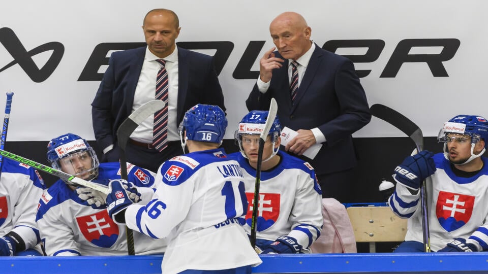 Na snímke slovenská striedačka, v pozadí sprava tréner Craig Ramsay a asistent trénera Ján Pardavý počas prípravného hokejového zápasu Nemecko - Slovensko vo štvrtok 18. apríla 2024 v nemeckom Kaufbeurene. FOTO TASR - Jaroslav Novák 