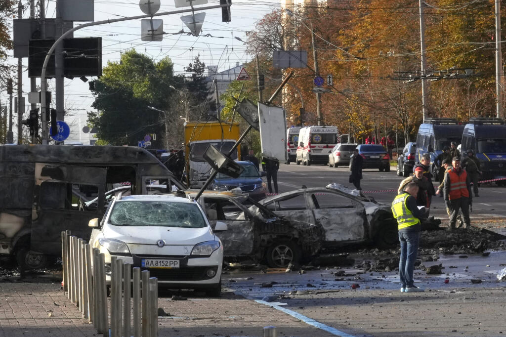 KK19 Kyjev - Policajti vyšetrujú na mieste ruského útoku v Kyjeve 10. októbra 2022. Viacero explózií bolo po niekoľkých mesiacoch relatívne pokojnej situácie počuť v pondelok ráno v ukrajinskej metropole Kyjev. FOTO TASR/AP
Police inspect the scene of Russian shelling in Kyiv, Ukraine, Monday, Oct. 10, 2022. Two explosions rocked Kyiv early Monday following months of relative calm in the Ukrainian capital. (AP Photo/Efrem Lukatsky)