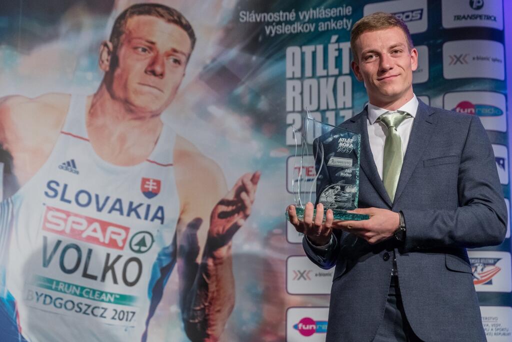 Na snímke Ján Volko si preberá cenu za prvé miesto v ankete Atlét roka 2017.