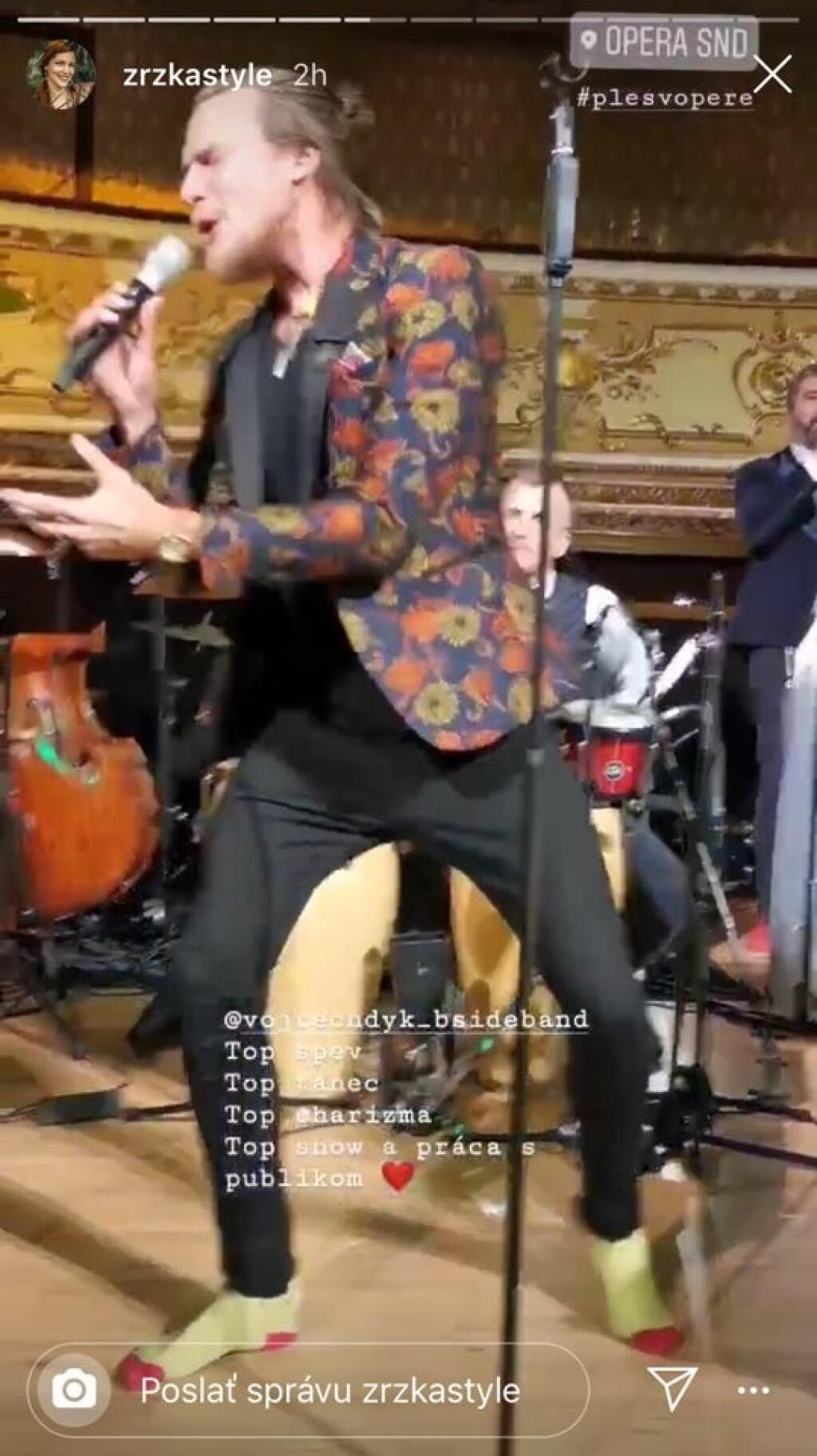 Hudobník Vojta Dyk si vyzul topánky a ukázal žlté ponožky!