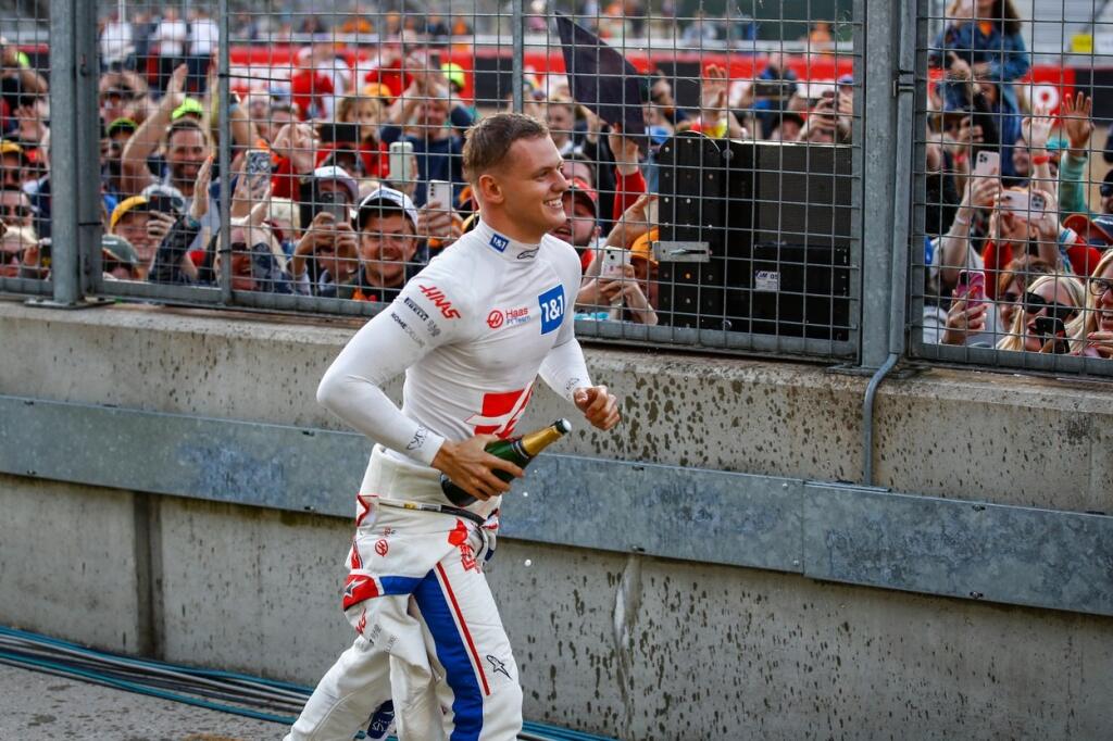 Mick Schumacher získal prvé body v F1, čo patrične oslávil.