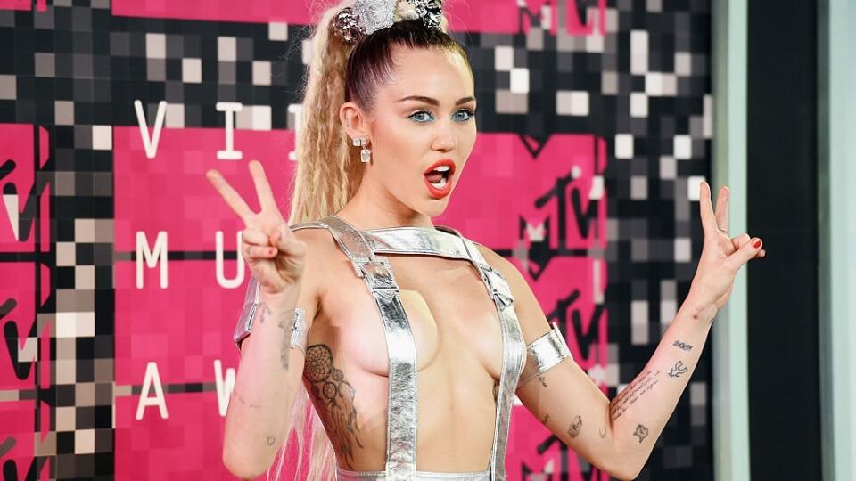 Miley Cyrus je kráľovnou extravagantných outfitov. Aj ona sa dostala na zoznam!