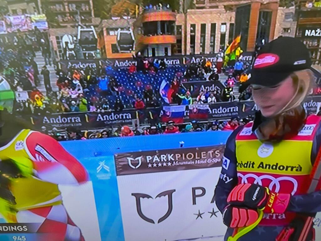 Shiffrinová (vpravo) chcela určite viac ako 3. miesto v slalome. Svedčí o tom aj jej výraz v tvári po dojazde Vlhovej do cieľa.