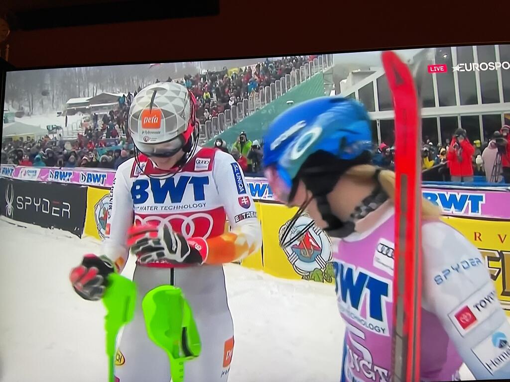Utešovala ju práve jej najväčšia konkurentka Mikaela Shiffrinová.