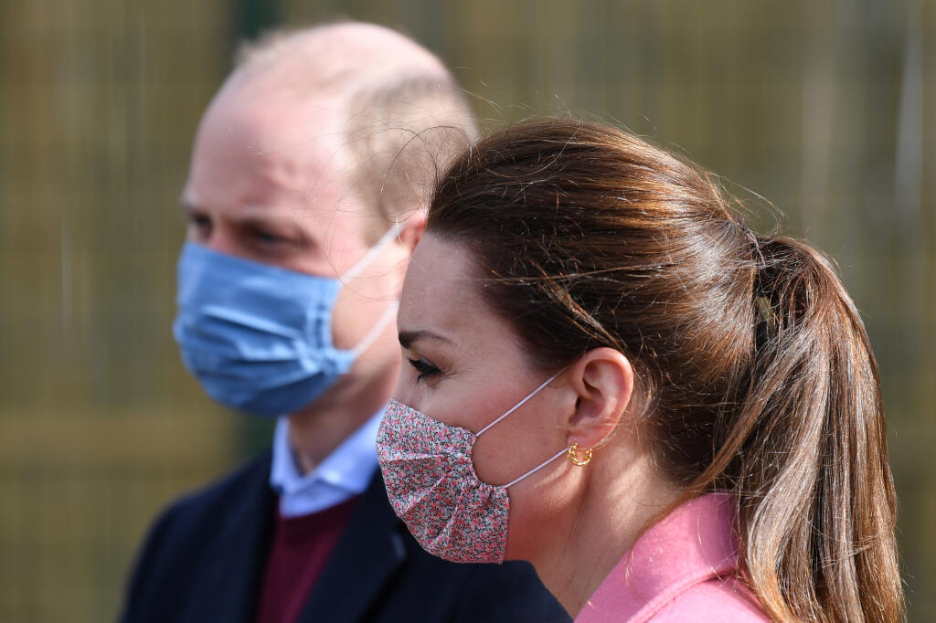 Britský princ William a manželka Kate, vojvodkyňa z Cambridgea, počas návštevy školy v Londýne 11. marca 2021. Britský princ William poprel, že by kráľovská rodina bola rasistická. Reagoval tak na tvrdenia z rozhovoru, ktorý poskytli jeho brat princ Harry so švagrinou Meghan Markleovou.