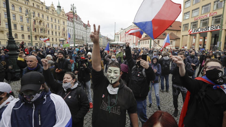 KK22 Praha - Demonštranti sa zhromažďujú protestu proti koronavírusovým opatreniam 28. októbra 2020 v Prahe. V Česku sa počet nakazených koronavírusom zvýšil za utorok o 15.663. Počet nových infikovaných sa tak po štyroch dňoch vrátil nad 15.000. Prípady nákazy sa napriek prísnym opatreniam nedarí výrazne znižovať. Denne zomrie okolo 100 ľudí s koronavírusom. FOTO TASR/AP
Demonstrators gather to protest the COVID-19 preventative measures downtown Prague, Czech Republic, Wednesday, Oct. 28, 2020.