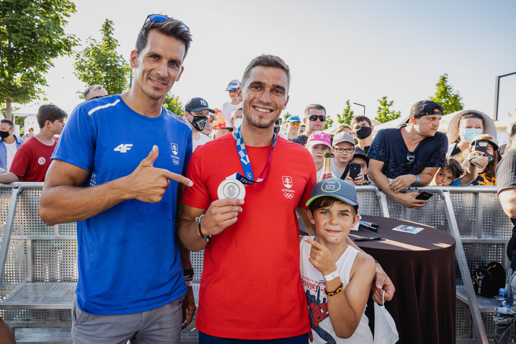 Jakub Grigar zapózoval s fanúšikom a kolegom Matejom Beňušom.