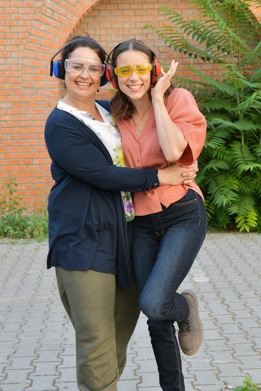 Petra ako nevesta, ktorá sa vydáva za profesora, ktorého hrá Samo Trnka.