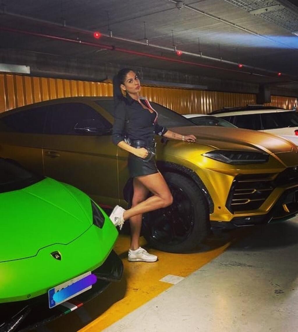 Sexi Nadia Alexandrovová pochádza z Bulharska a v Španielsku sa okrem futbalistu venuje predaju luxusných áut.