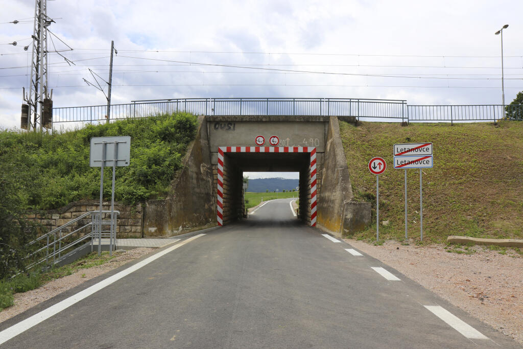 Košický samosprávny kraj (KSK) ukončil rekonštrukciu cesty III/3226 smerujúcu z Letanoviec do Národného parku Slovenský raj. Ide o úsek dlhý 4,1 kilometra, ktorý sa začína pred obcou Letanovce a končí v mieste bývalej osady pred vstupom do Slovenského raja. S opravou začal  samosprávny kraj vlani v auguste. Cesta sa rekonštruovala po dvadsiatich rokoch a KSK stála vyše 900.000 eur. V Letanovciach 8. júla 2020. EASYFOTO TASR - Kristína Mayerová