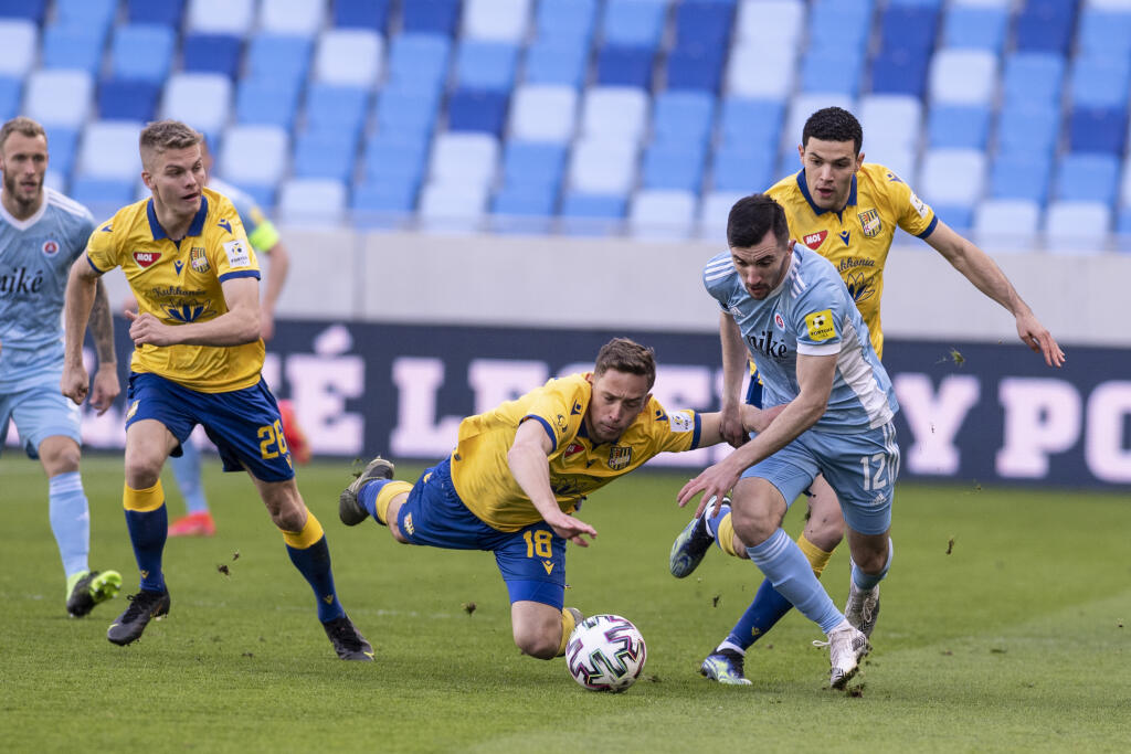 Na snímke v popredí vpravo Alen Ožbolt (Slovan), uprostred Jannik Müller a vľavo András Schäfer (obaja DAC) počas 22. kola Fortuna ligy ŠK Slovan Bratislava – FC DAC 1904 Dunajská Streda 6. marca 2021 v Bratislave. FOTO TASR - Pavel Neubauer